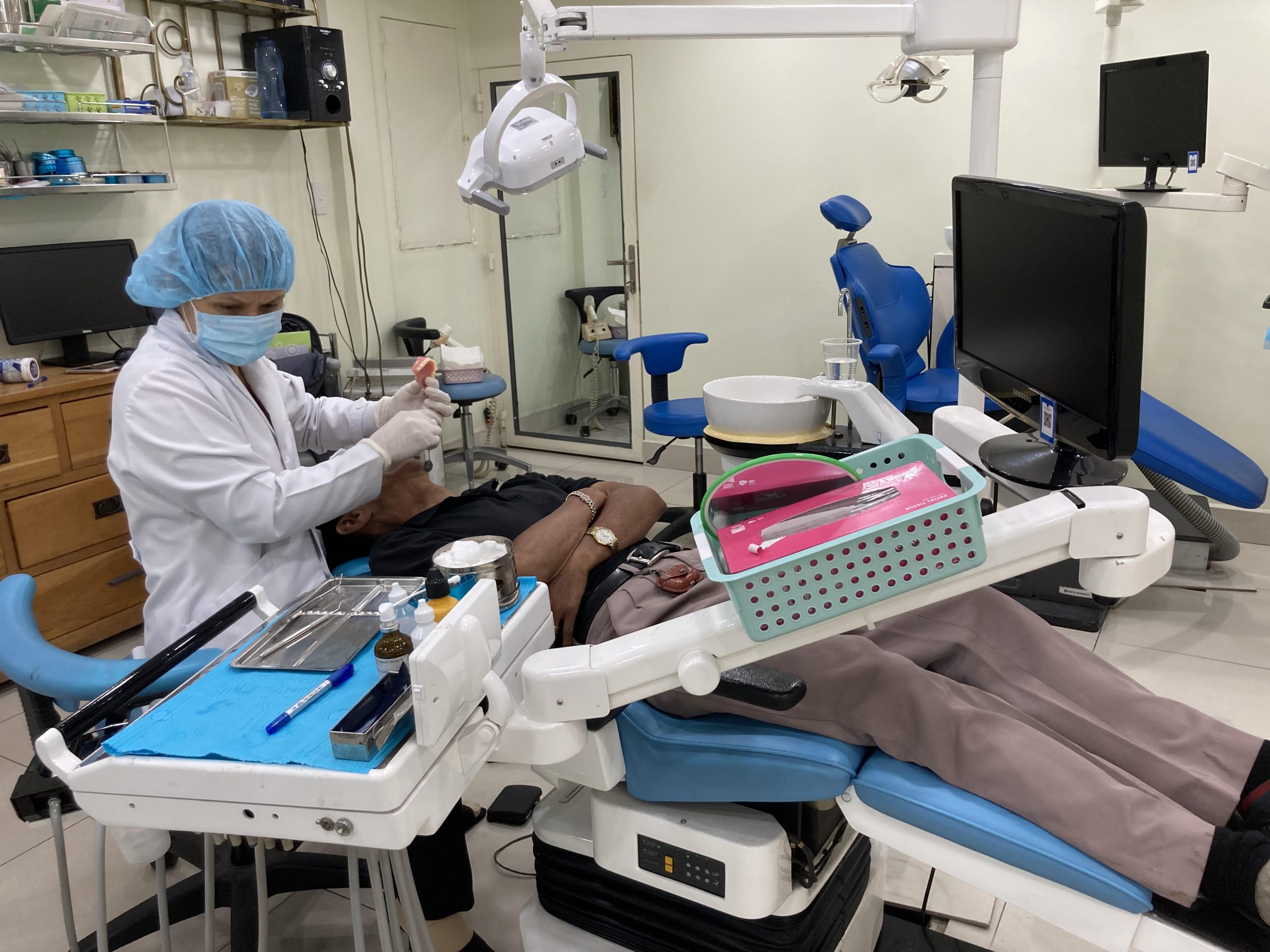 Làm Răng Giả Tháo Lắp Có Đau Không, Mất Bao Lâu? 4 bac-si-ngan-dang-thao-lap-rang-gia-tại-nha-khoa-viet-my